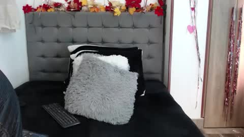 Christine Moore online show from 12-22-25, 04:04