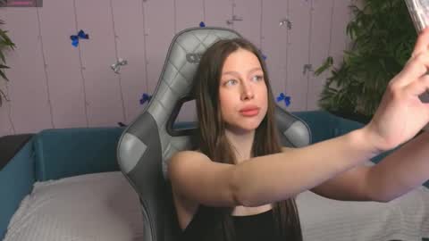 EvaBlonde TayaBrunette EliieBlack hair online show from 01-16-26, 08:29