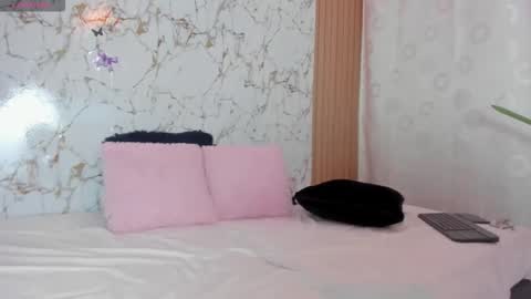 Snapshot of chrystal_golden chatting on 11-13-25, 08:19 Christal Golden online show from 11-13-25, 08:19