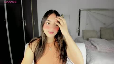 Snapshot of cieloo_ chatting on 02-12-25, 02:43 CIELO online show from 02-12-25, 02:43