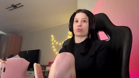 Snapshot of cierraelhassan chatting on 02-14-26, 12:13 Eva online show from 02-14-26, 12:13