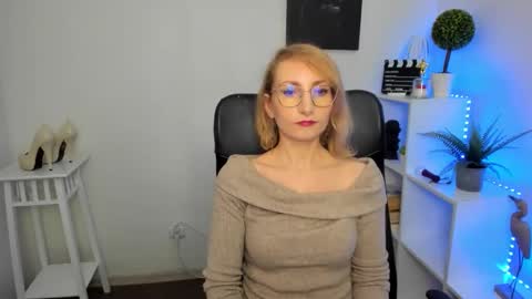 Snapshot of cinderellamoon chatting on 02-16-26, 06:42 Cinderella online show from 02-16-26, 06:42