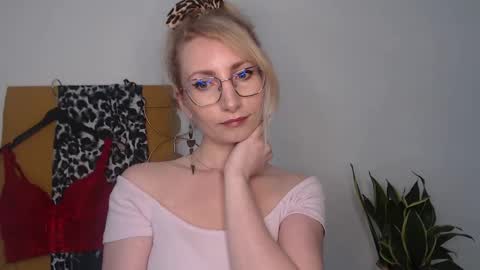 Snapshot of cinderellamoon chatting on 04-17-26, 06:05 Cinderella online show from 04-17-26, 06:05