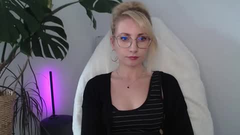 Snapshot of cinderellamoon chatting on 05-11-26, 12:22 Cinderella online show from 05-11-26, 12:22