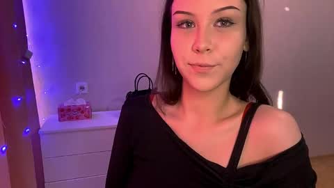 Snapshot of cindyfrend chatting on 10-14-25, 02:01 Emma online show from 10-14-25, 02:01