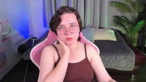 Snapshot of cinemagirl chatting on 09-20-25, 11:55 Lily online show from 09-20-25, 11:55