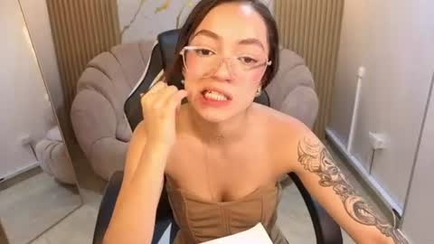 Snapshot of cinnamon_b chatting on 07-23-26, 01:58 Cinnamon online show from 07-23-26, 01:58