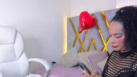 Snapshot of cintia_holms chatting on 03-28-26, 11:15 Cintia online show from 03-28-26, 11:15