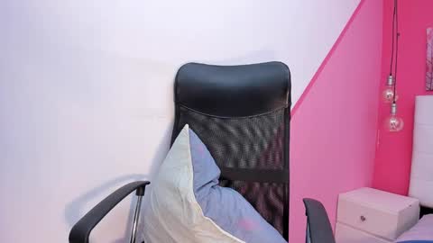 Snapshot of claire_aristizabal chatting on 02-08-25, 11:01 claire aristizabal online show from 02-08-25, 11:01