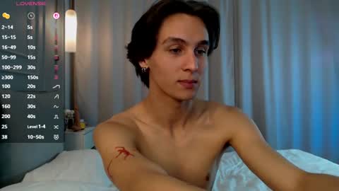 Snapshot of cleo_strings_ chatting on 08-01-26, 10:41 Cleo online show from 08-01-26, 10:41
