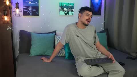 Snapshot of cleoanubis_ chatting on 11-10-25, 03:38 Girl Juliana and Federico online show from 11-10-25, 03:38