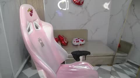 Snapshot of clhoe_b chatting on 02-15-26, 12:25 Clhoe online show from 02-15-26, 12:25