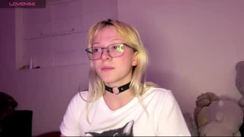 Snapshot of cloe_five chatting on 10-15-25, 10:21 CLOE online show from 10-15-25, 10:21