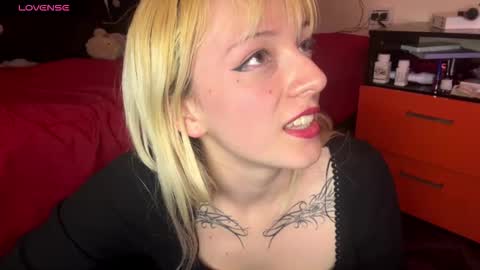 Snapshot of cloe_five chatting on 10-17-25, 12:25 CLOE online show from 10-17-25, 12:25