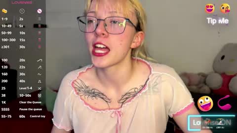 Snapshot of cloe_five chatting on 10-27-25, 11:41 CLOE online show from 10-27-25, 11:41