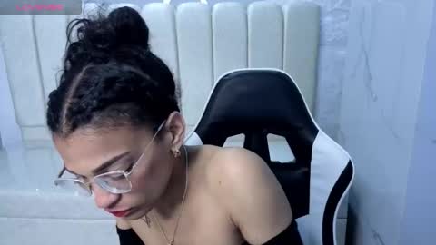 Snapshot of cloe_tx_ chatting on 10-11-25, 03:17 cloee online show from 10-11-25, 03:17