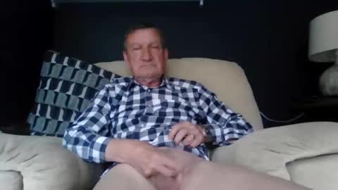 Snapshot of colinbeech chatting on 05-13-26, 02:25 colinbeech online show from 05-13-26, 02:25