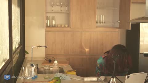 Laura online show from 12-10-24, 10:16