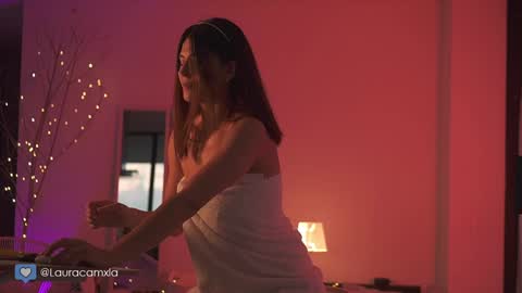 Laura online show from 01-20-25, 02:01