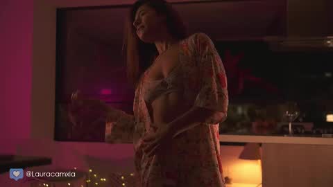 Laura online show from 02-12-25, 03:18