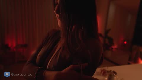 Laura online show from 10-12-25, 01:48