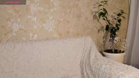 Snapshot of come_feel_me_ chatting on 10-15-25, 08:09 Mia online show from 10-15-25, 08:09