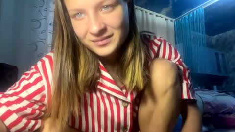 Snapshot of coolrebetaa chatting on 11-13-25, 04:33 lika Nikita online show from 11-13-25, 04:33