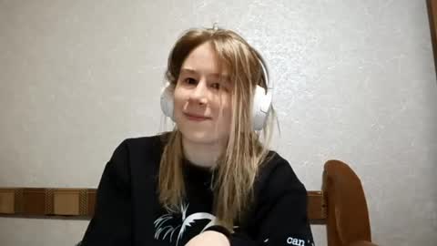 Snapshot of coraliepenick chatting on 05-30-26, 12:13 Niki online show from 05-30-26, 12:13
