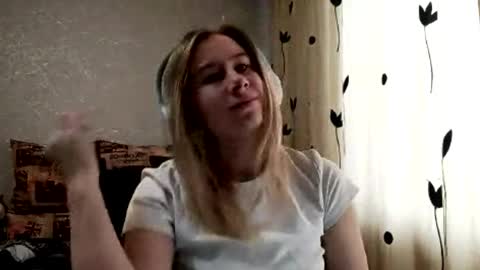 Snapshot of coraliepenick chatting on 06-01-26, 01:13 Niki online show from 06-01-26, 01:13