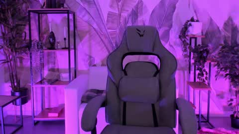 little girl who is always right or Coraline online show from 10-16-25, 05:41