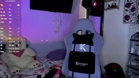 Snapshot of corinastonee chatting on 10-21-25, 02:12 corina online show from 10-21-25, 02:12