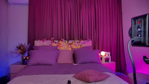 Snapshot of cosmic_sia chatting on 12-07-24, 06:21 Sia online show from 12-07-24, 06:21