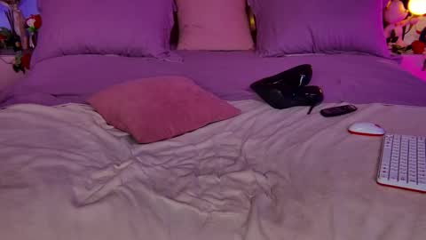 Snapshot of cosmic_sia chatting on 02-19-25, 03:06 Sia online show from 02-19-25, 03:06