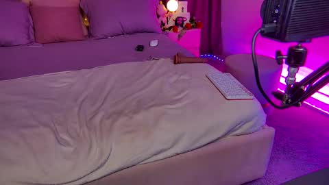 Snapshot of cosmic_sia chatting on 02-21-25, 12:05 Sia online show from 02-21-25, 12:05