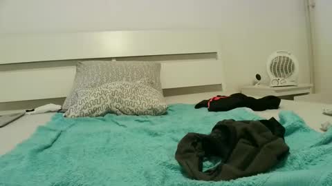 Snapshot of coucou14kl chatting on 04-11-26, 05:28 coucou14kl online show from 04-11-26, 05:28