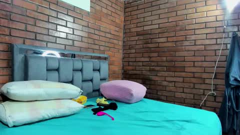 Snapshot of couple_gold69 chatting on 09-24-25, 09:23 Andrea and Scott online show from 09-24-25, 09:23