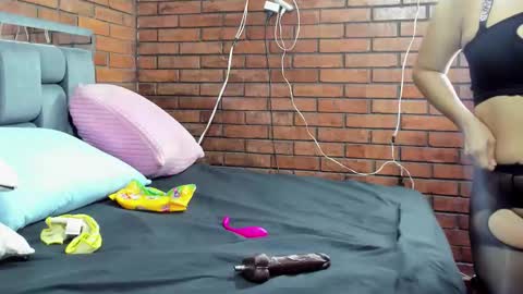 Snapshot of couple_gold69 chatting on 10-02-25, 09:16 Andrea and Scott online show from 10-02-25, 09:16