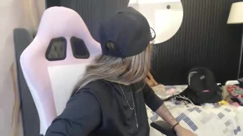 Snapshot of couple_thonsom chatting on 06-05-26, 02:45 Ashley and Niko online show from 06-05-26, 02:45