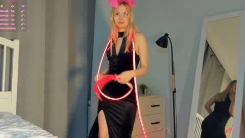 Snapshot of crazy_selfi chatting on 12-26-24, 05:37 Emma online show from 12-26-24, 05:37