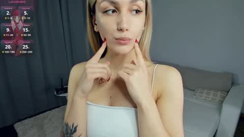 Snapshot of crazy_selfi chatting on 01-28-25, 02:00 Emma online show from 01-28-25, 02:00