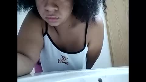 Snapshot of creamyellax chatting on 02-15-26, 01:31 creamyellax online show from 02-15-26, 01:31