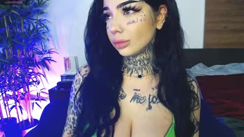Snapshot of creamyinkk chatting on 04-12-26, 05:45 Sophie online show from 04-12-26, 05:45