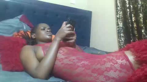 Snapshot of creamymomma chatting on 12-17-25, 11:44 verah online show from 12-17-25, 11:44