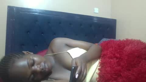 Snapshot of creamymomma chatting on 12-22-25, 09:06 verah online show from 12-22-25, 09:06