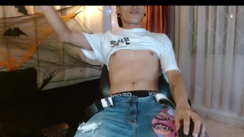 Snapshot of criiscs chatting on 10-28-25, 09:24 criiscs online show from 10-28-25, 09:24