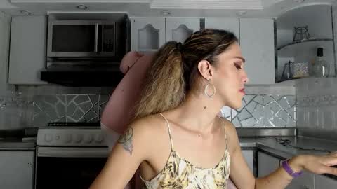 Snapshot of crisozzz chatting on 03-11-26, 06:25 Cristina Onazis online show from 03-11-26, 06:25