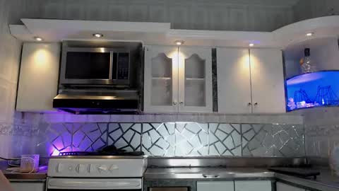 Snapshot of crisozzz chatting on 03-17-26, 05:38 Cristina Onazis online show from 03-17-26, 05:38