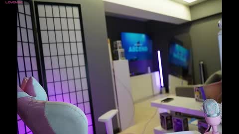 Laura online show from 11-22-25, 04:11