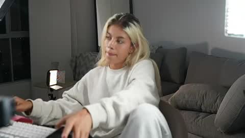 Snapshot of cristalhill chatting on 04-12-26, 02:16 Laura online show from 04-12-26, 02:16
