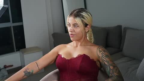 Snapshot of cristalhill chatting on 04-25-26, 02:58 Laura online show from 04-25-26, 02:58